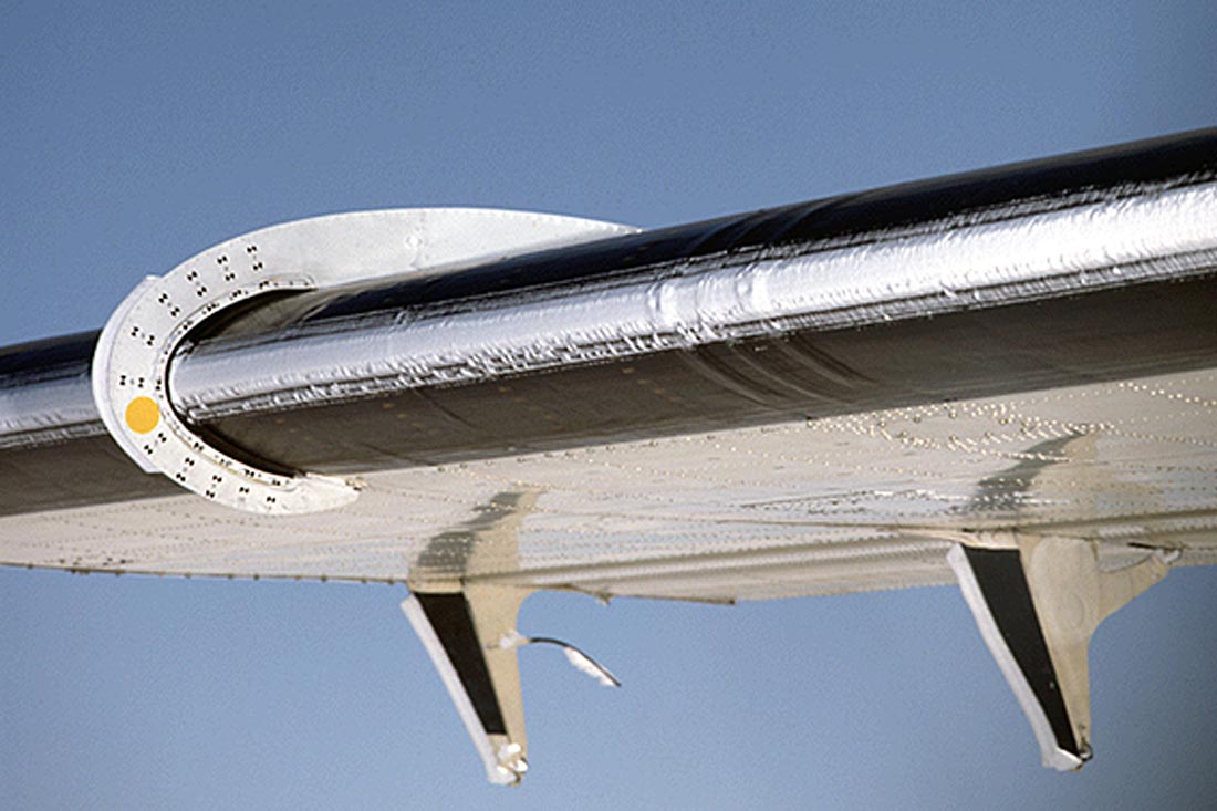 Wing containing light, clear ice