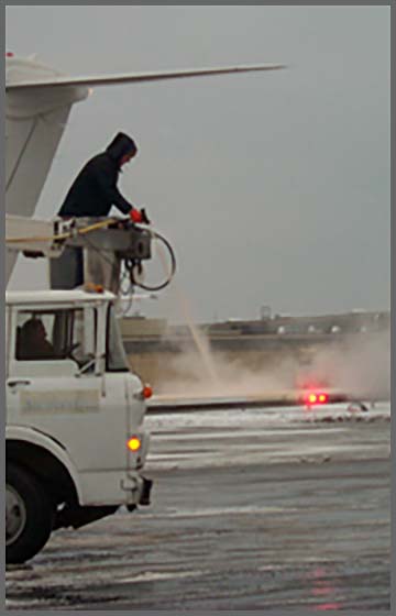 Application of de-icing fluid to aircraft wing