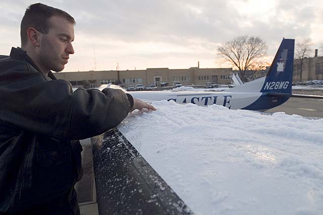 Cessna 208: Tactile inspection high wing AC pre-spray